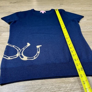 Suéter Lilly Pulitzer Azul Marino 100% Lana Merino Herradura Manga Corta Mediano - Imagen 1 de 7