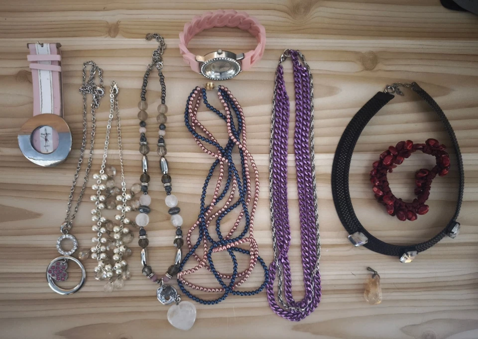 Modeschmuck Konvolut Nr.21 - Ketten,Armband,Uhren - Bild 1 von 1