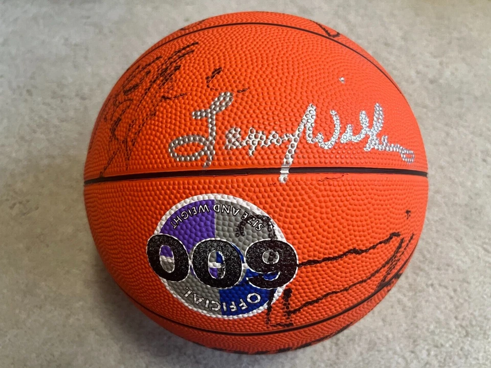 Casco de baloncesto autografiado de los Atlanta Hawks Lenny Wilkins Dick Stan Albeck Mutombo Foto 1 de 4