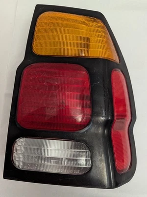 Luz trasera lateral derecha para pasajero original Mitsubishi Montero OEM 2001 2002 2003 2004  Foto 1 de 4