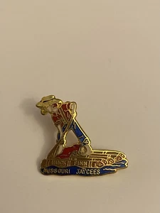 Missouri Jaycees Huck Finn Lapel Pin P110 - Picture 1 of 4