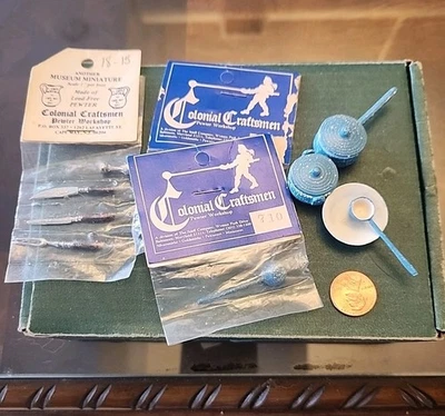 Lote de ARTESANO COLONIAL de peltre miniatura vintage para casa de muñecas con nuevo stock antiguo Foto 1 de 4