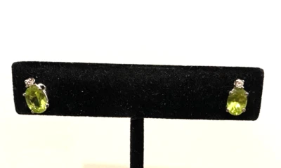 Juego de pendientes de peridoto y diamantes de oro blanco de 14K poste y tuerca Foto 1 de 4