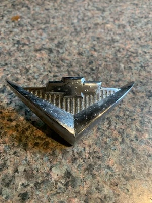 1955 CHEVROLET BEL AIR V8 UNDER TAILLIGHT RH EMBLEM 371103 LH OEM - Image 1 of 4