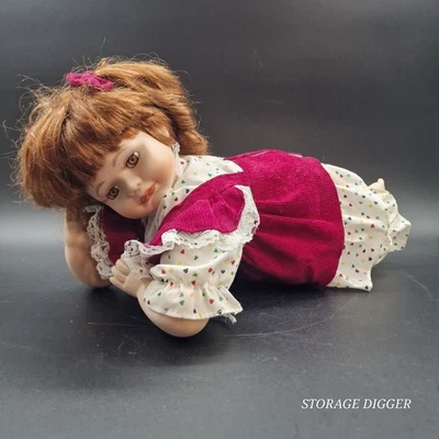 Muñeca gateadora niña porcelana de colección 16,5" de largo con atuendo, pelo castaño, ojos marrones Foto 1 de 4