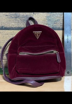 Nuevo-RARO Guess Mini Mochila Rojo Terciopelo y Color Dorado Mujeres ¡¡Envío Rápido!!! Foto 1 de 4