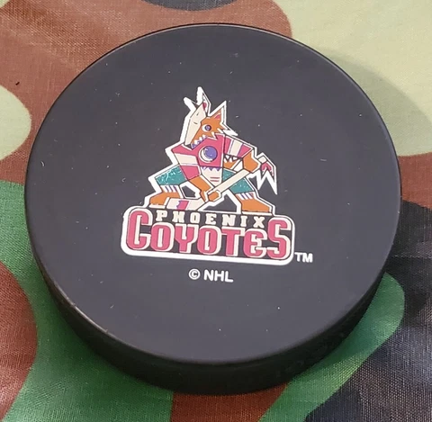 PHOENIX COYOTES NHL VINTAGE  OFFICIAL HOCKEY PUCK VEGUM & TRENCH MFG. ๐ธ๐ฐ Cover