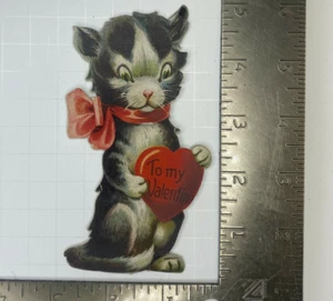 Edwardian Victorian Valentine Die Cut Stand Up Gra Pussycat Holds Heart Red Bow  - Bild 1 von 2