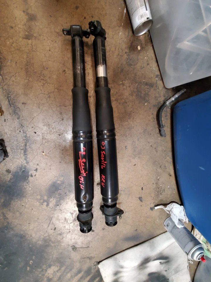 1999 2000 2001 2002 2003 2004 CADILLAC SEVILLE LEFT RIGHT REAR STRUTS SHOCKS - Image 1 of 4