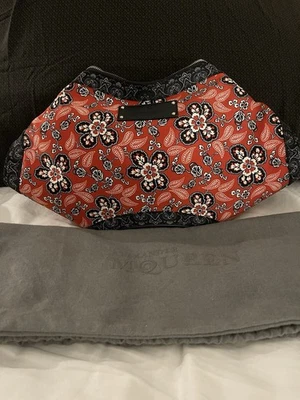二手 Alexander McQueen de Manta 花卉红色和黑色丝绸手拿包 — 第 1/4 张图片