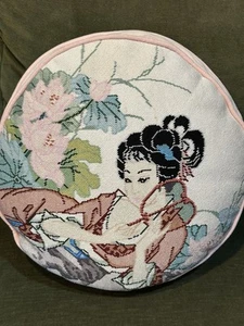 ESTATE Vtg Needlepoint Asian Japanese Geisha Round Throw Pillow PINK Velvet Back - Imagen 1 de 3