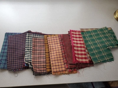 Cuadrados de algodón a cuadros variedad de colores 17,5 con recortes de 3" x 4" en esquinas Foto 1 de 4