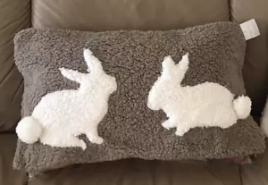 Funda de almohada Pottery Barn Pom Bunny Sherpa 16 x 26 nueva con etiquetas - Imagen 1 de 3