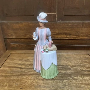 AVON 1984 Mrs Albee Porzellan Presidents Club Award Figur ohne Schachtel 10 Zoll - Bild 1 von 6