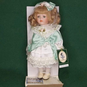 Muñeca de porcelana Geppeddo de 11 pulgadas con rizos largos rubios ojos verdes nueva en caja #11B967 - Imagen 1 de 14