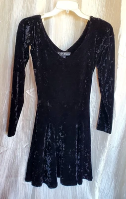 Vestido Betsey Johnson Negro Terciopelo Aplastado Manga Larga Estilo Patinador Acampanado Pequeño Foto 1 de 4