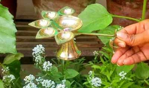 Brass Panch Aarti Diya Oil Lamp Camphor Burner Deepak Home Decor Temple Sawan - Picture 1 of 6