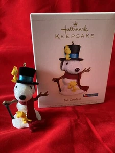 Hallmark Andenken Peanuts Weihnachtsschmuck "Joe Coolest" Snoopy Schneemann 2006 - Bild 1 von 7
