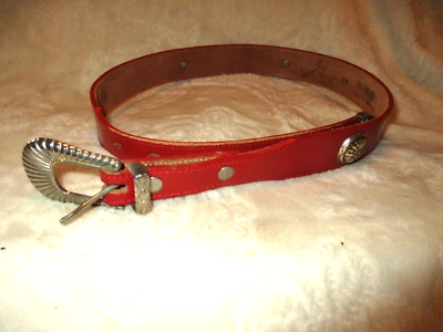 Vintage~DUNDEE~Cinturón de cuero rojo para dama~Conchos~35,0" de longitud total Foto 1 de 4