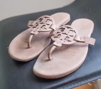 Женские кожаные бежевые однотонные тапочки Tory Burch с логотипом размер 7,5 - Изображение 1 из 4