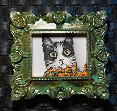 Esmoquin Gato con Bufanda Miniatura Estampado Animal en Estilo Vintage Marco Ornamentado Foto 1 de 3