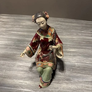 Chinesische Wucai Porzellan sitzende Dame (gebrochene Finger) - Bild 1 von 16