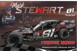 MARK STEWART SIGNIERT 2025 NASCAR WHELEN MODIFIZIERTE TOUR 5 X 7 HERO KARTE - Bild 1 von 1
