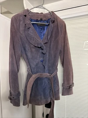 Chaqueta de gamuza de cuero para mujer Pamela McCoy. Volantes pequeños morados Ombré Foto 1 de 4