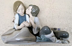 Lladro Porcelain Figurine Precious Courtship #5072 Boy Kissing Girl Retired - Picture 1 of 6