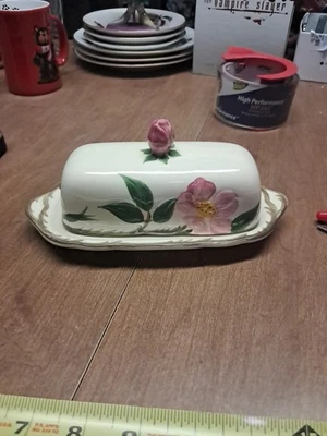 Plato de mantequilla cubierto rosa del desierto franciscano vintage acabado rosa usado en excelente estado  Foto 1 de 4