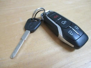 Llavero para auto Ford DS7T-15K601-FD *sin probar* R79DE FoMoCo - Imagen 1 de 7