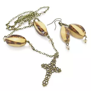 Antiguo conjunto de collares cruzados y pendientes con cuentas de vidrio y madera en tono dorado de SoniaMcD - Imagen 1 de 20