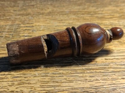 ANCIEN SIFFLET EN BOIS  8 cm Troué Pour Moduler Le Sifflement. - Photo 1/4