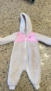 Tuta da neve Nike Fuzzy pezzo unico cappotto beige rosa bambina taglia 6 mesi - Foto 1 di 8