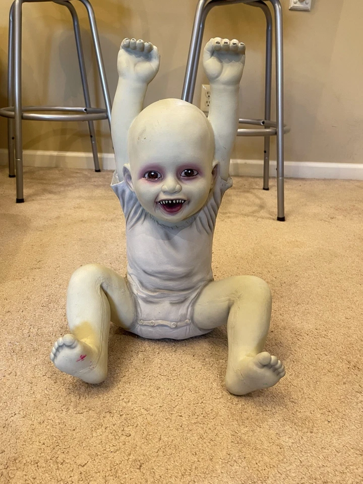 Spirit Halloween Zombie Bebés Colgado Hank Foto 1 de 1