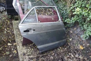 PUERTA TRASERA LADO CONDUCTOR MERCEDES-BENZ 190 E W201 SE VENDE DESNUDA - Imagen 1 de 5