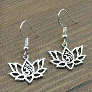 "PENDIENTES DE LOTUS OHM 1,25" Yoga Meditación Gota Colgantes Acero Inoxidable Cables para Orejas - Imagen 1 de 3
