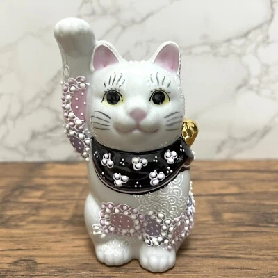 Maneki Neko Beckoning Lucky Cat Kutani Ware porcellana fiore viola 14 cm - Immagine 1 di 4