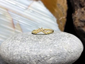 Anillo de banda de princesa de diamantes artesanal de oro amarillo de 14 K apilable 1/10 CTW - Imagen 1 de 11