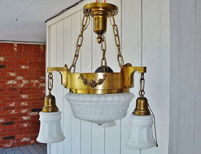 Elegante lámpara de techo colonial antigua rescatada de 4 bombillas Foto 1 de 4