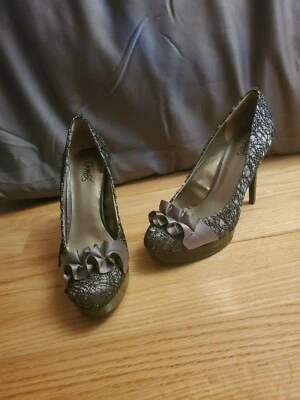 Tacones de encaje Carlos Santana negros y grises nuevos nunca usados Foto 1 de 4