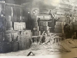 Antikes Industriefoto Holzfässer kommerzielle Drahtmaschinen Harper IL Foto - Bild 1 von 5