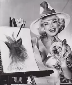 Foto de prensa 1964 actriz Barbara Nichols pintando con su perro Yorkie mascota - Imagen 1 de 2