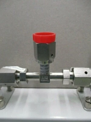 Swagelok Micro-Fit 6LVV Tee Fitting, 453350 - Image 1 of 2