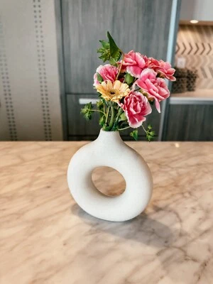 Jarrón pequeño blanco moteado de cerámica nórdica en forma de rosquilla para decoración moderna del hogar Foto 1 de 4