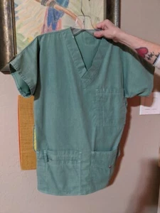 Green Scrub Top Lots of Pockets Size Small Uniform - Picture 1 of 1