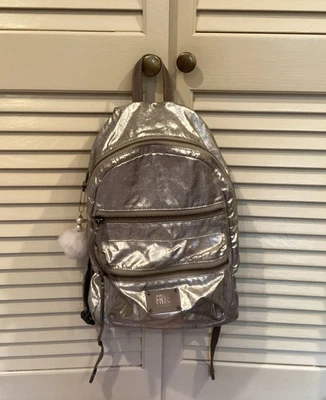 Mochila de Mano Frye Grande Plateada Metálica 16” H X 12” W X 5” D Borde de Cuero Foto 1 de 4