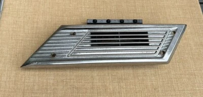 DATSUN 1969-72 BLUEBIRD (510) 1600 SSS GENUÍNO RHS MOLDE DE VENTILAÇÃO DE AR TRASEIRO QUARTO!! - Imagem 1 de 4