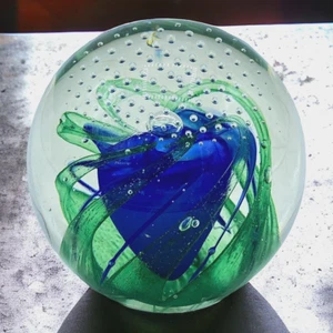 Kunstglas Briefbeschwerer 3,5" Wirbel blaue Blume grün flüstern kontrollierte Blasen - Bild 1 von 7
