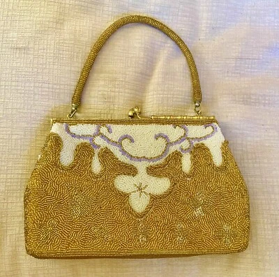 Винтажная вышитая бисером вечерняя сумка кремовая, золотистая и лавандовая с фиолетовой атласной подкладкой - Изображение 1 из 4